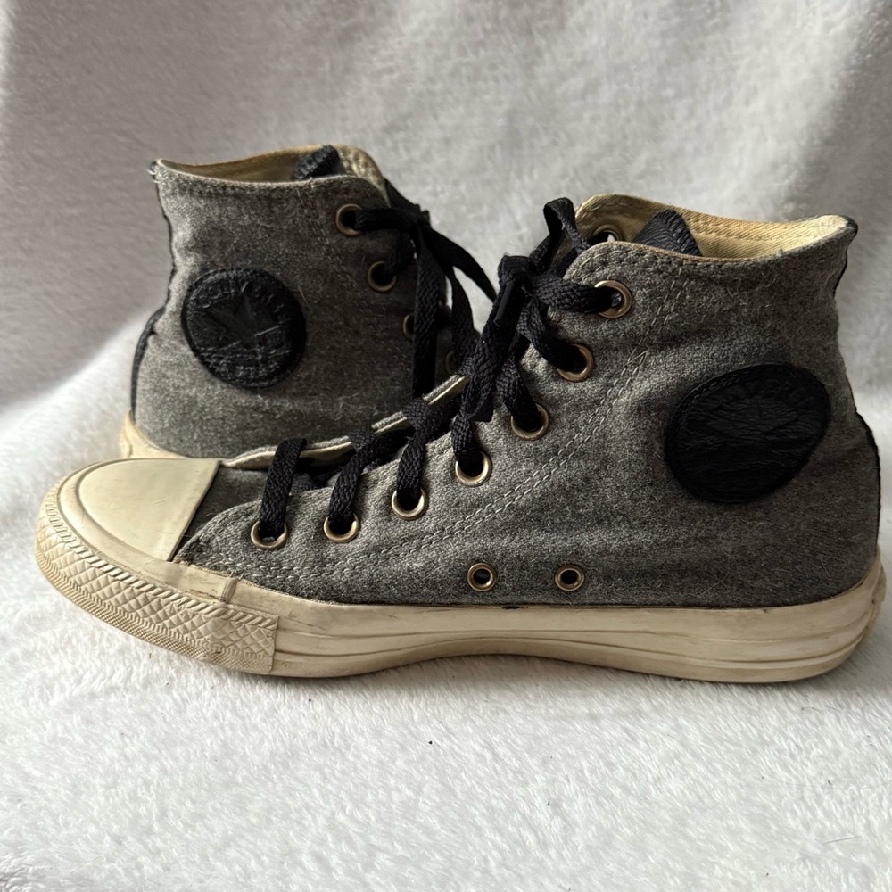 Converse Gray High-Top Sneakers with Black Laces‎ Mens Size 6 Women’s Size 8